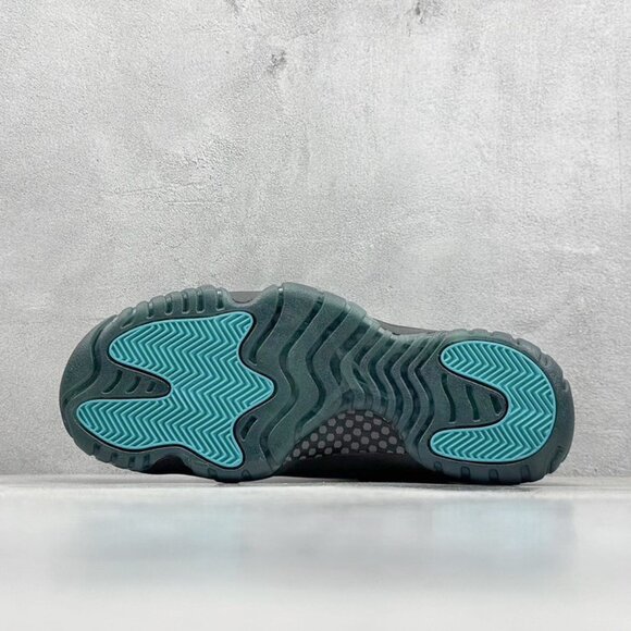 Air Jordan Retro 11LOW Women’s Iridescent High Tops - Picture 4 of 9